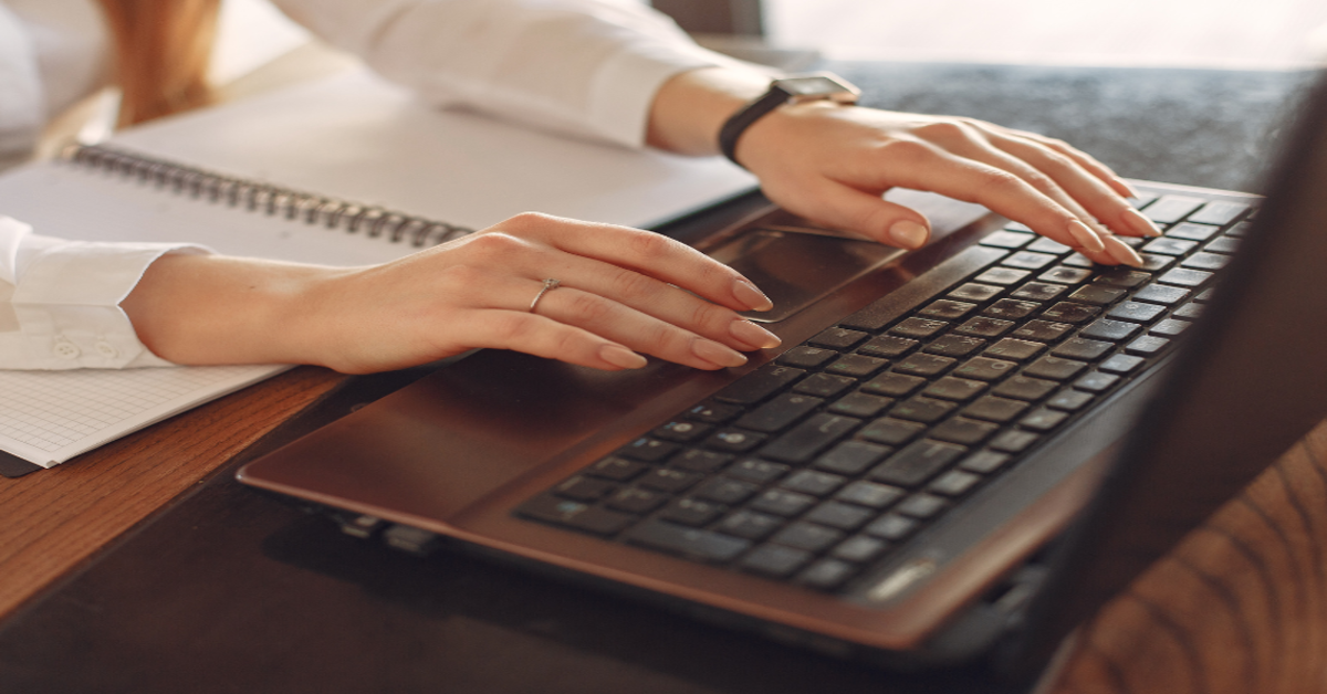 Mãos mexendo em Notebook